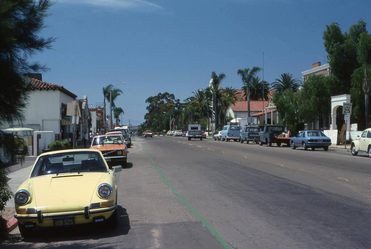 Tree-lined street in Burlingame California - Ontrack Moving serves the City of Trees